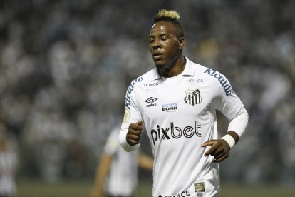 Jhojan Julio fue parte de Santos brasileño en 2022.