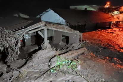 Un aguacero provocó un derrumbe de lodo y piedras en el barrio Subo, del cantón Quilanga.