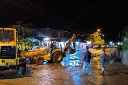 Con maquinarias limpiaron escombros.