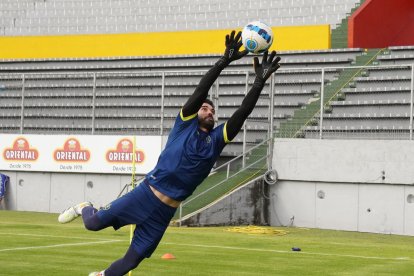 El arquero Edson Reséndez fue ratificado del plantel de 2024.