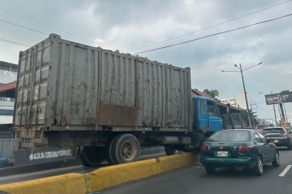 La imprudencia del conductor generó caos vehicular.