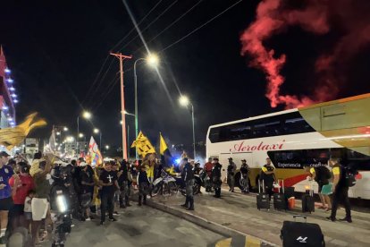 Desde la llegada y a donde el equipo se mueva, un piquete de más de 20 policías y ATM se trasladan con los jugadores y el cuerpo técnico del cuadro canario.