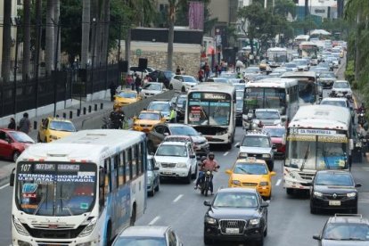 Miles de guayaquileños se movilizan en  busetas cada día por la urbe porteña.