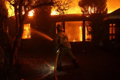 Bomberos han intentado durante varios días tratar de contener el fuego.