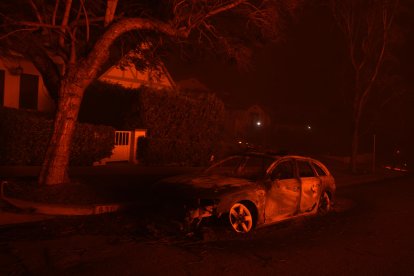 Algunos vehículos se han consumido completamente debido a fuego.