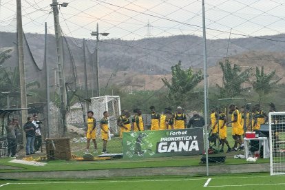 Jugadores de Barcelona SC están entrenando en Manta.