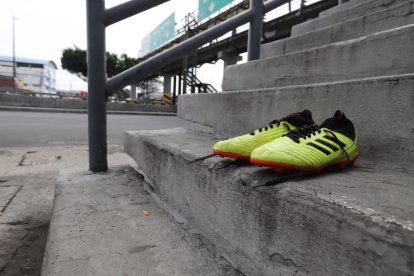 En el paso peatonal están los pupullios que habría utilizado uno de los menores de Las Malvinas.