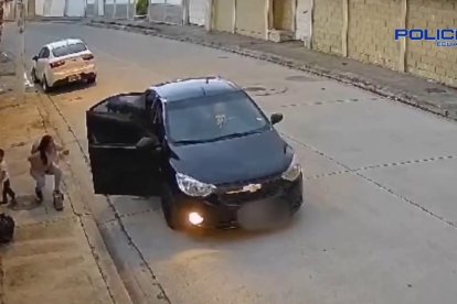 El momento en que la mujer y su hijo fueron ingresados al carro quedó grabado.