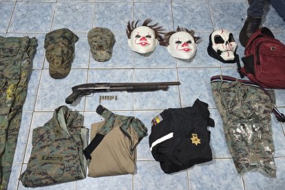 Uniformes similares a los que usan los militares y policías fueron decomisados.