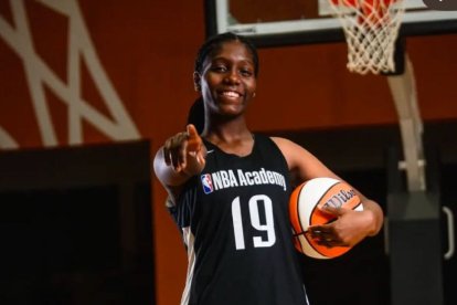 Nahomi Nazareno mide 1.88 y el sueño de llegar a Europa se hizo realidad en el 2025.