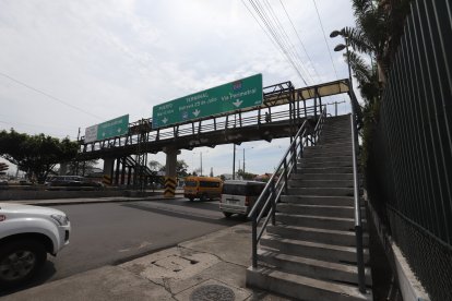 El paso peatonal donde fueron seguidos los menores de edad.