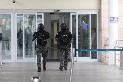 Dalton Narváez llegó al aeropuerto de Guayaquil tras ser detenido en Bogotá.