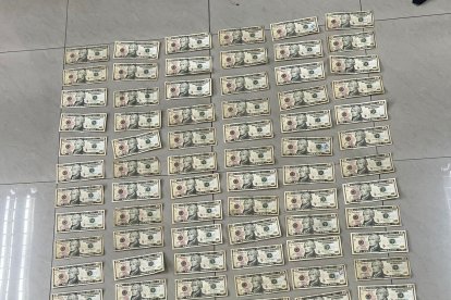 Esto es parte del dinero encontrado a los detenidos.