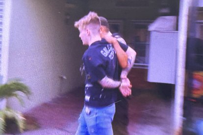 El joven fue esposado y subido a un patrullero de la Policía.