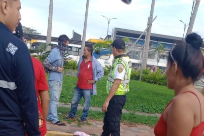 Agentes indagan si la docente se habría lanzado de una tricimoto en movimiento, frente al terminal de Daule.
