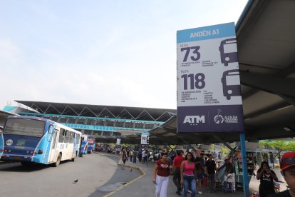 Estaba vacío el andén en que paraban dos de las tres líneas inhabilitadas.