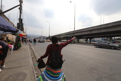 Nancy esperó con ansias el bus de la línea 4, una de sus alternativas.