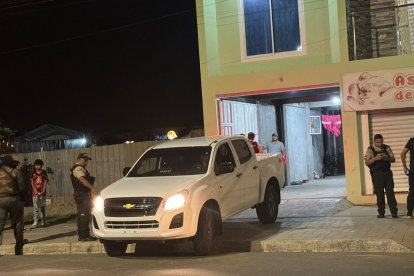 Los cadáveres fueron retirados en una camioneta.
