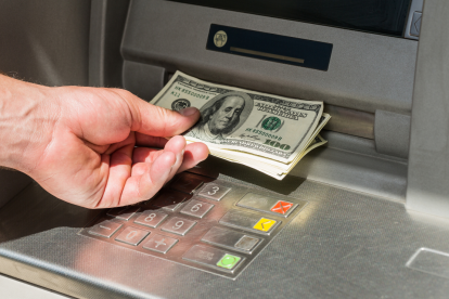 Las remesas son transferencias de dinero o artículos que realizan personas migrantes a sus familiares o amigos en sus países de origen.