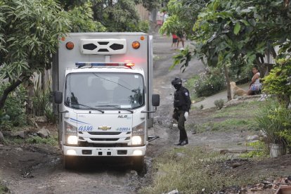 El cadáver fue trasladado al Laboratorio de Criminalística y Ciencias Forenses de Guayaquil.