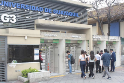 La Universidad de Guayaquil ofrece semestralmente un total de 56 carreras.