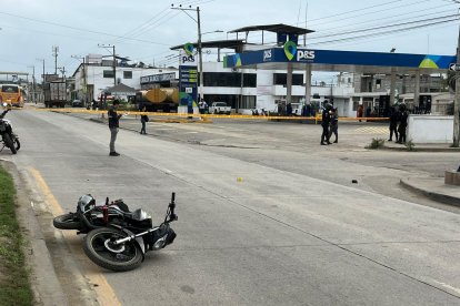 Los delincuentes abandonaron una motocicleta.