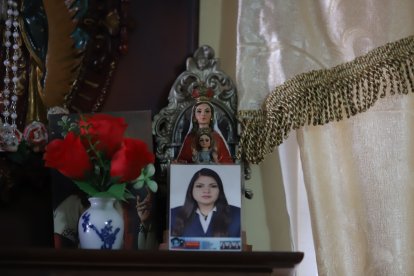 En la casa de los padres de la víctima levantaron un pequeño altar en memoria de Diana Espinosa.