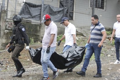 El cuerpo presentaba impactos de bala y fue llevado a la morgue.