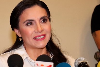 La cuencana Verónica Abad busca asumir como presidenta con la ayuda de la justicia.