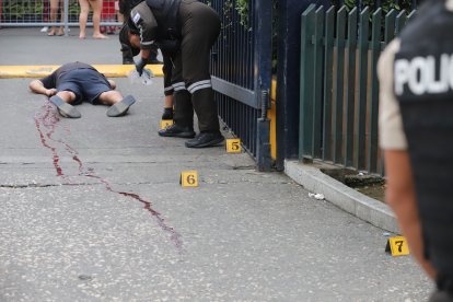 La Policía recogió indicios balísticos en la escena del crimen.