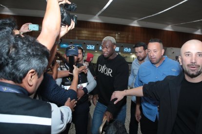 Felipe Caicedo en su llegada al aeropuerto de Guayaquil.