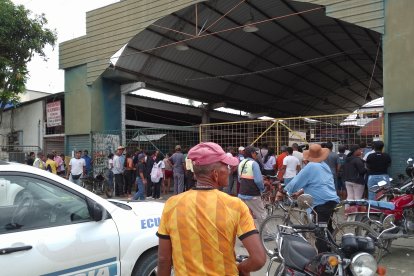 Usuarios y comerciantes del mercado estaban consternados.