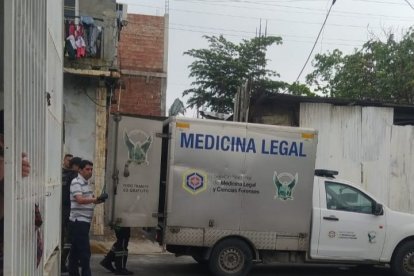 El cuerpo fue embarcado en el carro de Medicina Legal y llevado al Laboratorio de Criminalística.