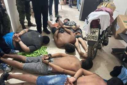 Los seis detenidos fueron entregados a la Policía.