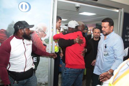 El emotivo reencuentro entre el delantero y sus familiares fue interrumpido por los hinchas y medios presentes en la terminal aérea.