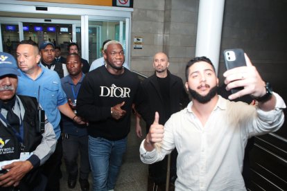 André Camino (d), hincha y socio barcelonista, logró tomarse una selfie con su ídolo Felipe Caicedo.