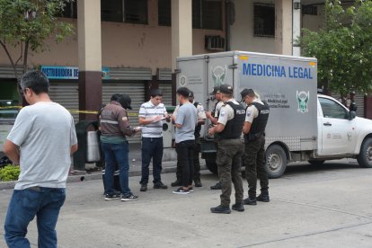 El cuerpo fue subido en el carro de Medicina Legal y llevado a la morgue.