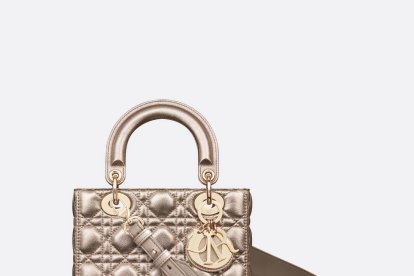 La mini Lady Dior, es una joya. Lleva ese nombres en honor a Lady Di.