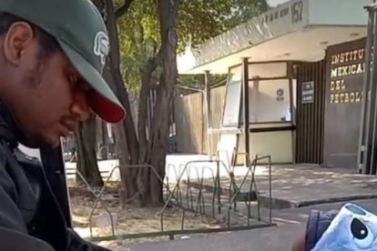 Una gráfica para el recuerdo: padre e hijo en busca de un mejor futuro.