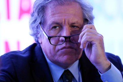 Luis Almagro, secretario general de la Organización de Estados Americanos, tildó de ilegítimo al nuevo periodo presidencial de Nicolás Maduro.



Organization of American States (OAS) Secretary-General Luis Almagro holds his glasses during the Democratic Solidarity in Latin America meeting organised by Forum 2000 Foundation in Mexico City, Mexico, March 30, 2017. REUTERS/Edgard Garrido.