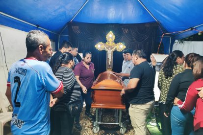 El féretro de Eber Rosero fue recibido por allegados.
