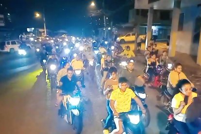 Caravana de vehículos acompañó el féretro de Eber Rosero.