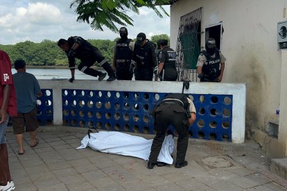 Hubo que trepar algunos muros para movilizar el cadáver.