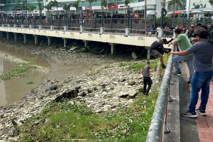 Hubo que descender desde el malecón de Puerto Santa Ana para sacar el cuerpo.
