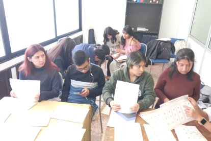 Equipos del CNE capacitan a la ciudadanía para las elecciones de 2025 en Ecuador.