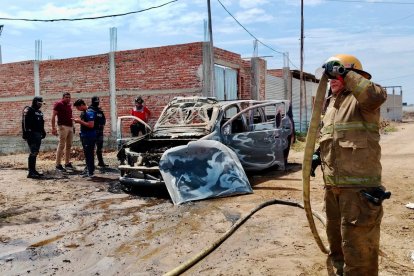 Vehículo incinerado en El Prado, Manabí.