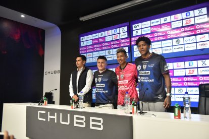 Saritama (i) presentó a Layan Loor, Arón Rodríguez y Óscar Quiñónez (d).
