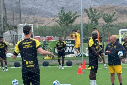 Felipao recibió una pequeña charla por parte de Federico Zurbrigenn, Preparador Físico del club torero.