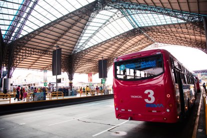 Usuarios se quejan de que en los nuevos buses no entran muchas personas.