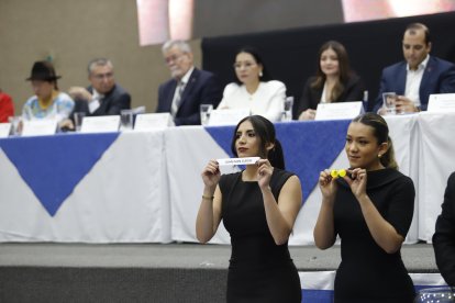 EL CNE realiza el sorteo para determinar el orden de participación de los candidatos.